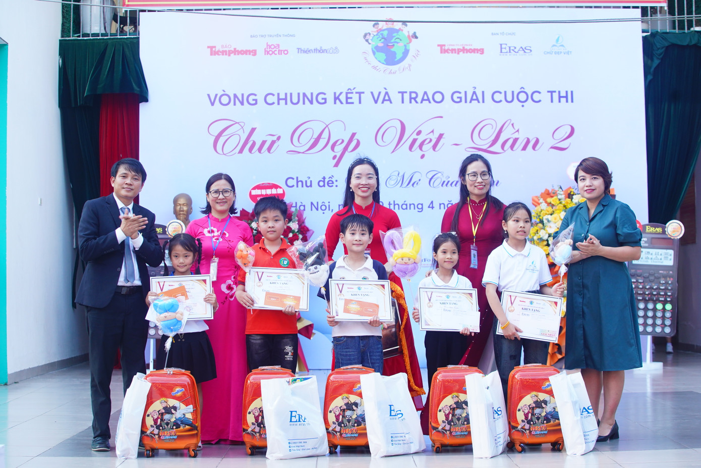5 thí sinh đến từ các trường tiểu học nhận giải Nhất cuộc thi năm nay. 5 thí sinh đến từ các trường tiểu học nhận giải Nhất cuộc thi năm nay.
