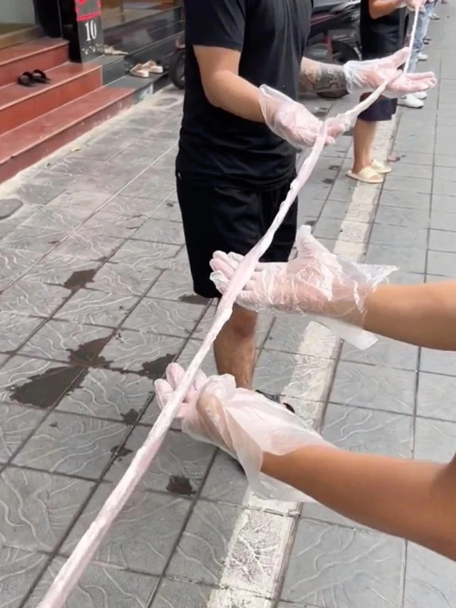 Nhân viên quán xếp hàng "đo" lòng se điếu. (Ảnh: @the_se_dieu) Nhân viên quán xếp hàng "đo" lòng se điếu. (Ảnh: @the_se_dieu)