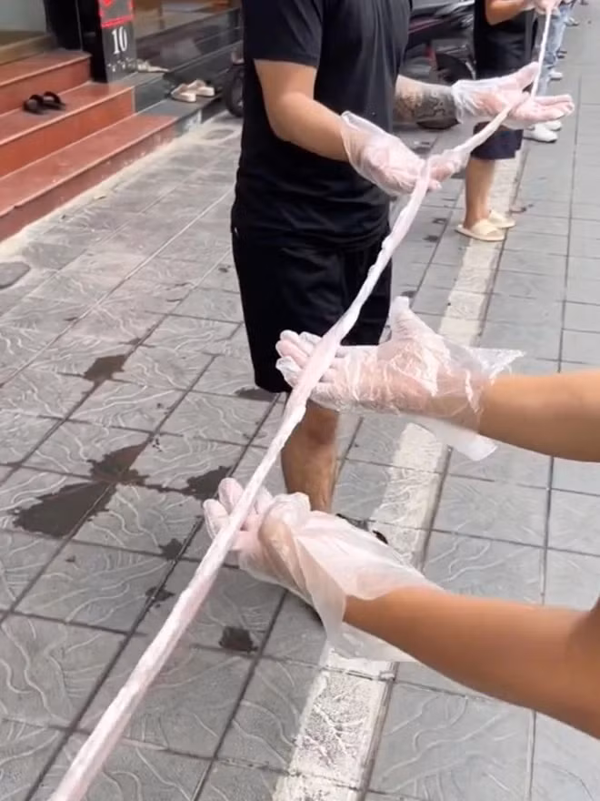 Nhân viên quán xếp hàng "đo" lòng se điếu. (Ảnh: @the_se_dieu)
