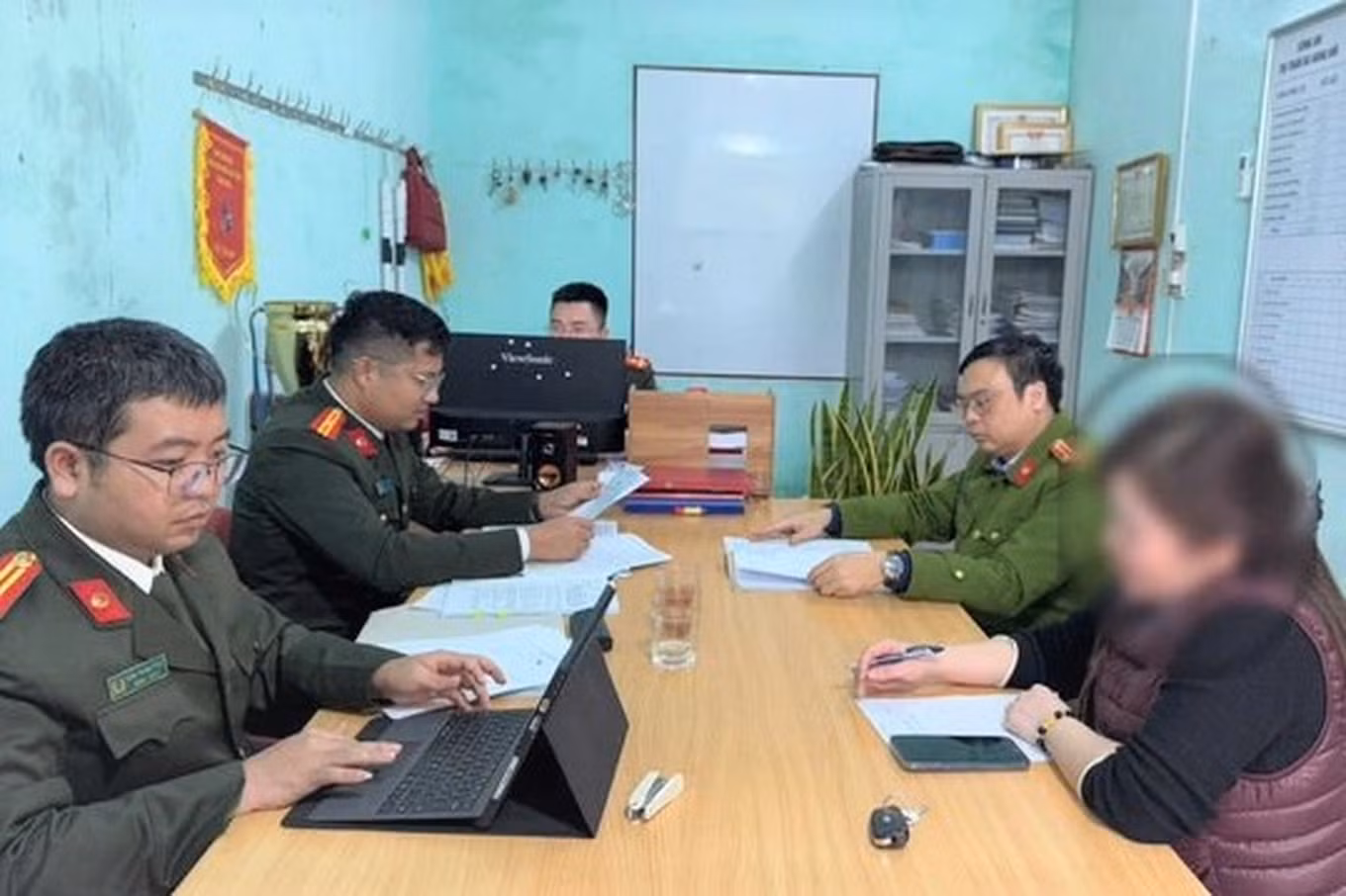 Chị B.T.H. có mặt tại cơ quan công an để làm rõ hành vi thông tin sai sự thật. (Ảnh: Công an tỉnh Hòa Bình)