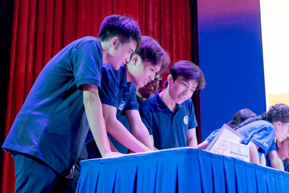 Các đội thi thể hiện tài năng trên sân khấu. Các đội thi thể hiện tài năng trên sân khấu.