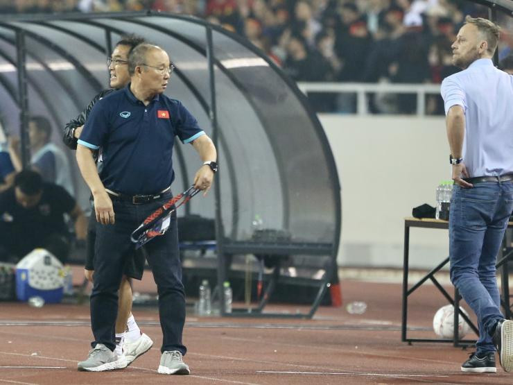 HLV Park ném tấm thẻ HLV trước mặt HLV Polking.