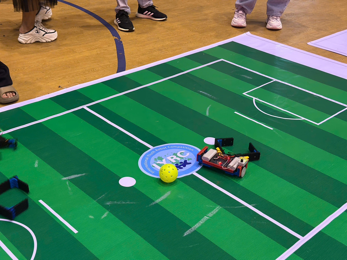 Các bạn nhỏ trải nghiệm điều khiển robot đá bóng. Các bạn nhỏ trải nghiệm điều khiển robot đá bóng.