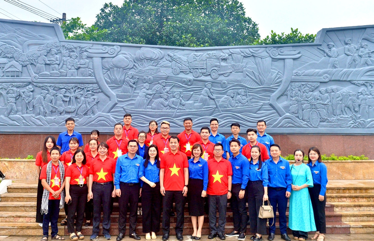 Đoàn hành trình chụp ảnh lưu niệm tại di tích Bến Âu Lâu. Đoàn hành trình chụp ảnh lưu niệm tại di tích Bến Âu Lâu.