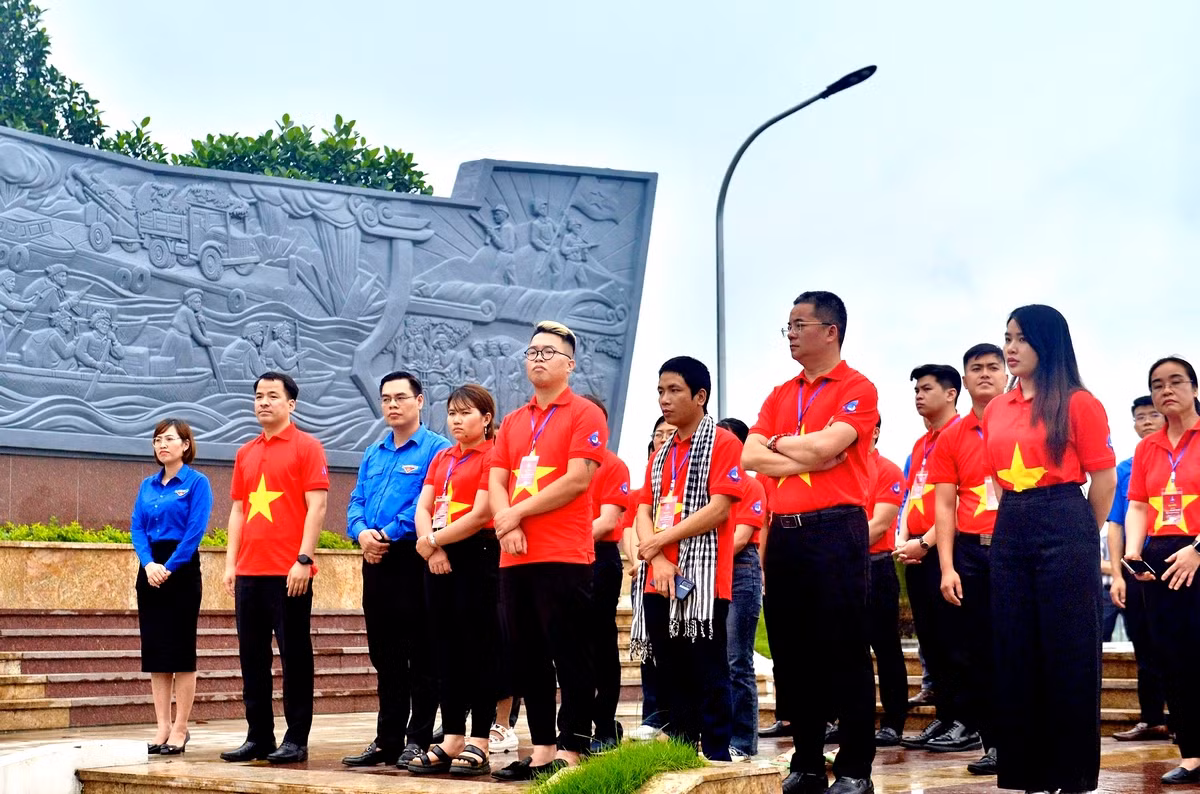Đoàn hành trình thăm di tích Bến Âu Lâu.