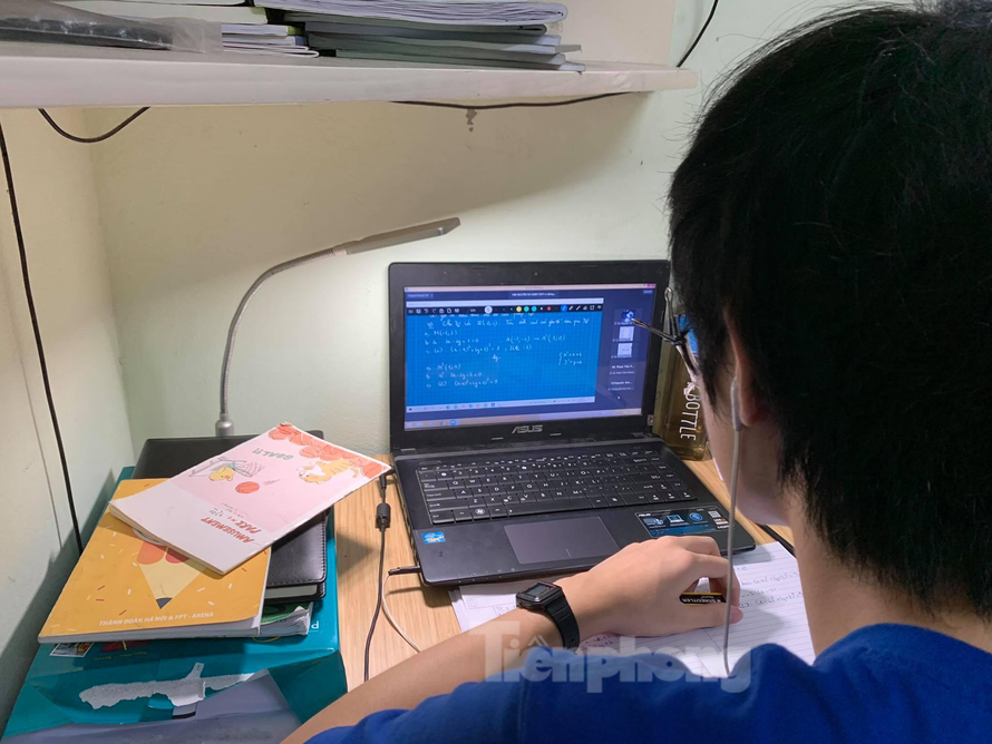 Máy tính là thiết bị không thể thiếu để phục vụ các em học sinh học tập trực tuyến. (Ảnh: Nghiêm Huê)