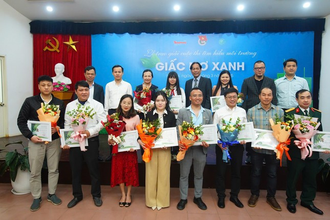 Ban tổ chức chụp ảnh cùng các tác giả nhận giải. (Ảnh: Duy Phạm) Ban tổ chức chụp ảnh cùng các tác giả nhận giải. (Ảnh: Duy Phạm)