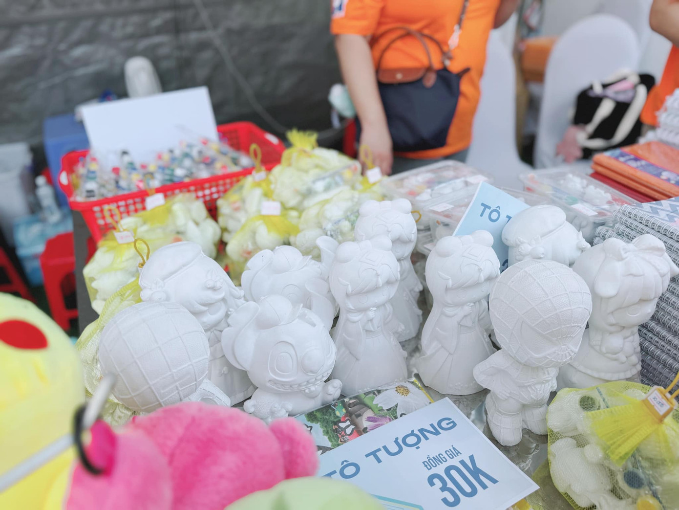 Gian hàng của Đoàn thanh niên báo Tiền Phong với những mặt hàng hấp dẫn, giá ưu đãi phù hợp với các bạn học sinh, sinh viên.