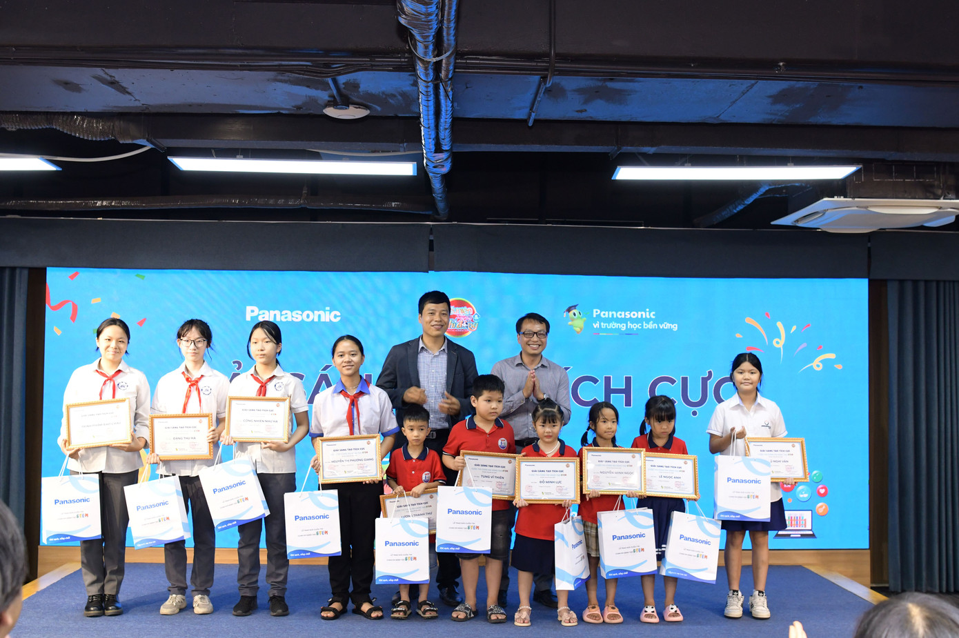 Nhóm học sinh đạt giải sáng tạo tích cực.