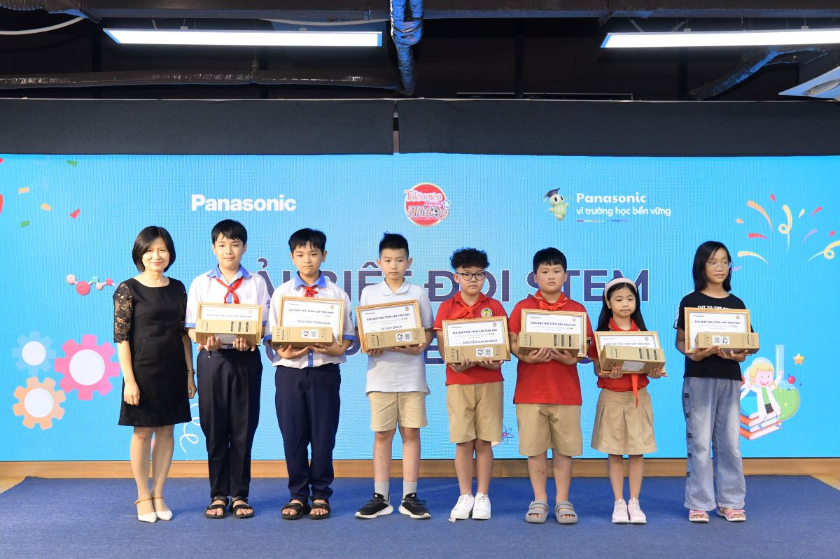 Nhóm học sinh đạt giải Biệt đội STEM cấp Tiểu học.
