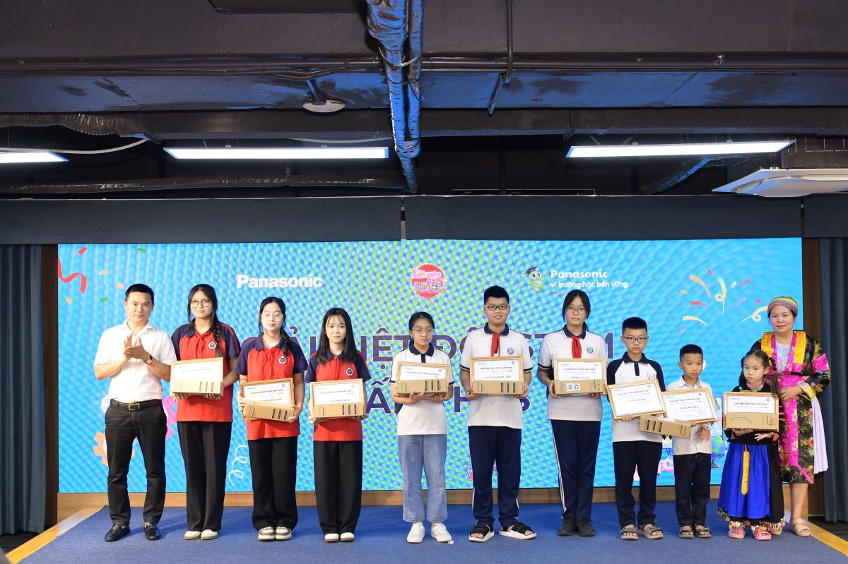 Nhóm học sinh đạt giải Biệt đội STEM cấp THCS.