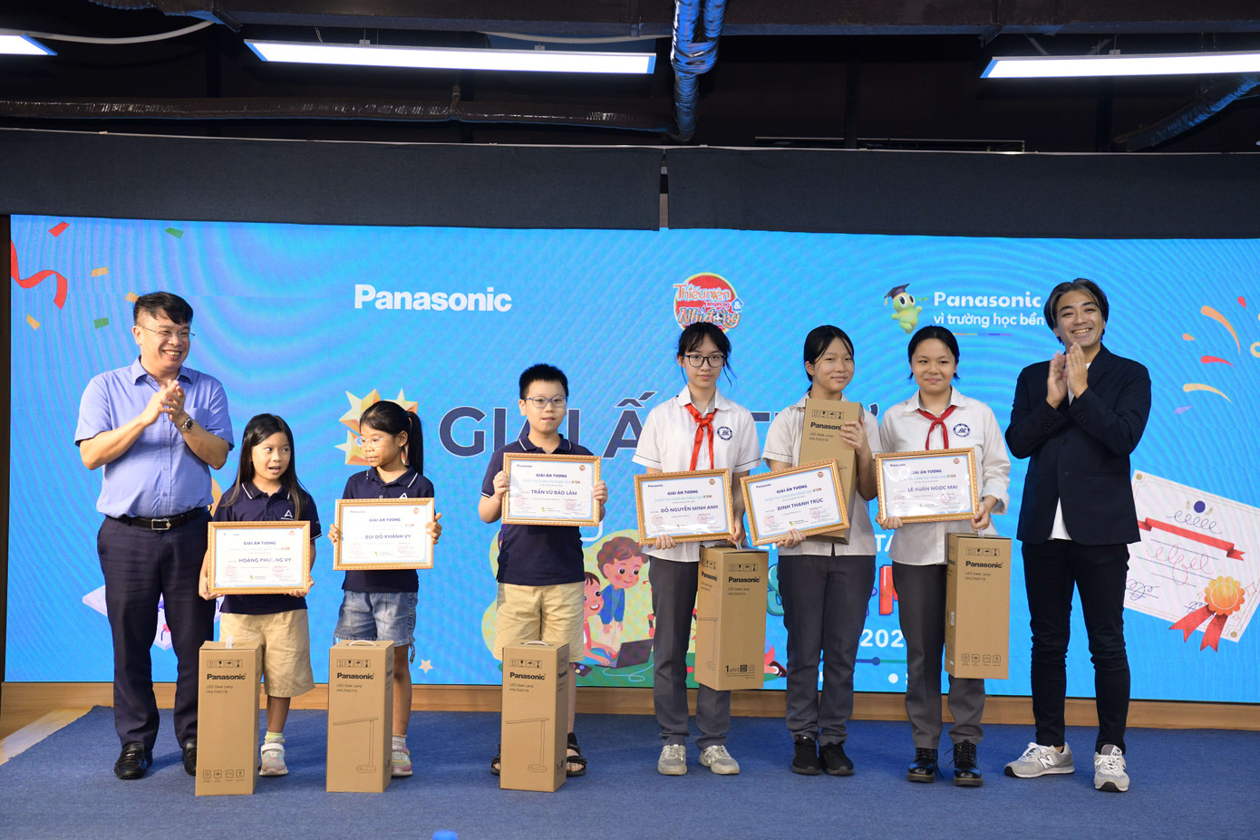 Nhóm học sinh trường Tiểu học Archimedes Đông Anh và trường THCS Xuân La, Tây Hồ (Hà Nội) đạt giải Ấn tượng - giải thưởng cao nhất của cuộc thi.