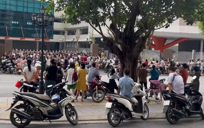 Phụ huynh quây kín cổng trường Tiểu học Tây Mỗ 3. Phụ huynh quây kín cổng trường Tiểu học Tây Mỗ 3.