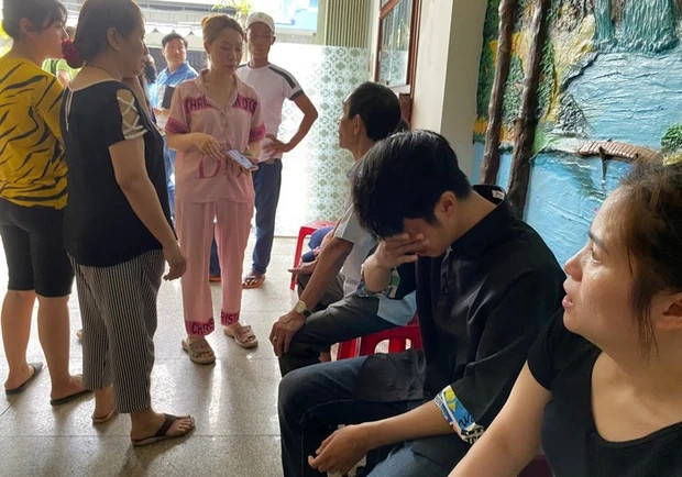 A liên tục khóc nức nở trước sự ra đi đột ngột của mẹ. (Ảnh: Phụ nữ Việt Nam)