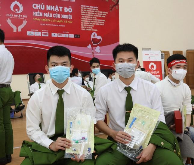 Bên cạnh đó, Học viện Cảnh sát Nhân dân cũng đã thành lập câu lạc bộ hơn 1.000 sinh viên là địa chỉ đỏ cho các bệnh viện, sẵn sàng hiến máu bất cứ khi nào các bệnh viện cần. Bên cạnh đó, Học viện Cảnh sát Nhân dân cũng đã thành lập câu lạc bộ hơn 1.000 sinh viên là địa chỉ đỏ cho các bệnh viện, sẵn sàng hiến máu bất cứ khi nào các bệnh viện cần.