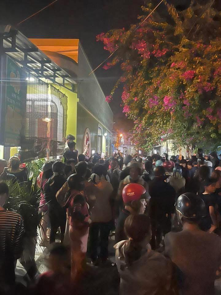 Công an phong tỏa kiệt bê tông dẫn vào nhà nơi bà Na để giữ an ninh trật tự. (Ảnh: Hoàng Nguyên Vũ) Công an phong tỏa kiệt bê tông dẫn vào nhà nơi bà Na để giữ an ninh trật tự. (Ảnh: Hoàng Nguyên Vũ)