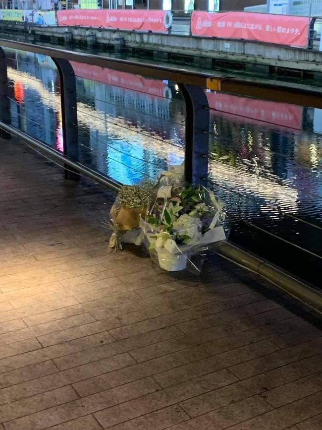 Người dân đặt hoa tưởng niệm đến người đã khuất tại nơi xảy ra vụ việc. Người dân đặt hoa tưởng niệm đến người đã khuất tại nơi xảy ra vụ việc.