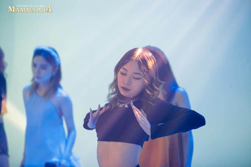 Nữ sinh trường Báo tỏa sáng trên sân khấu Welcome to AJC 2021 - Mamma Mia với bài hát “Kẻ cắp gặp bà già”. Nữ sinh trường Báo tỏa sáng trên sân khấu Welcome to AJC 2021 - Mamma Mia với bài hát “Kẻ cắp gặp bà già”.