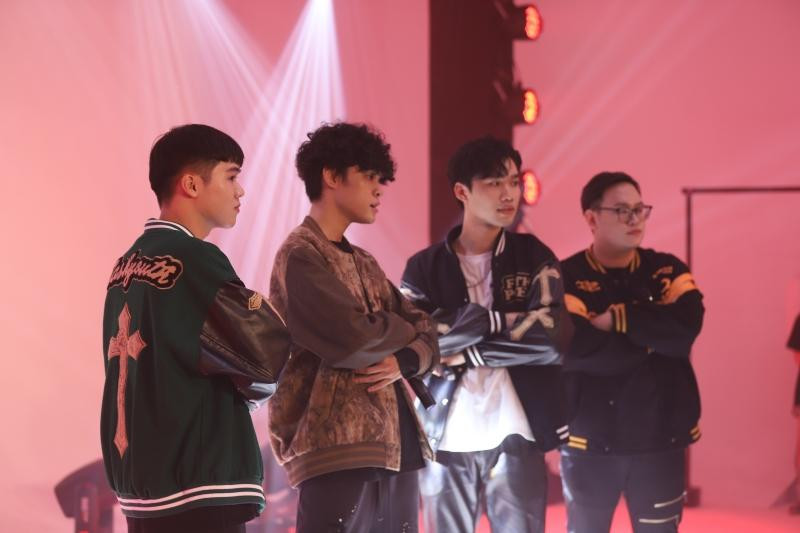 Nhờ cách xử lý bài hát đầy sáng tạo, các chàng trai Báo chí đa tài đã hoàn toàn chinh phục khán giả với bản mash-up “Muộn rồi mà sao còn” - “Yêu 5”. Nhờ cách xử lý bài hát đầy sáng tạo, các chàng trai Báo chí đa tài đã hoàn toàn chinh phục khán giả với bản mash-up “Muộn rồi mà sao còn” - “Yêu 5”.