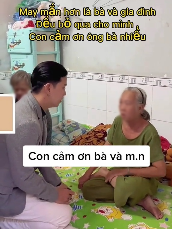 Anh chàng phải tìm đến nhà riêng của bà cụ để gửi lời xin lỗi. Anh chàng phải tìm đến nhà riêng của bà cụ để gửi lời xin lỗi.