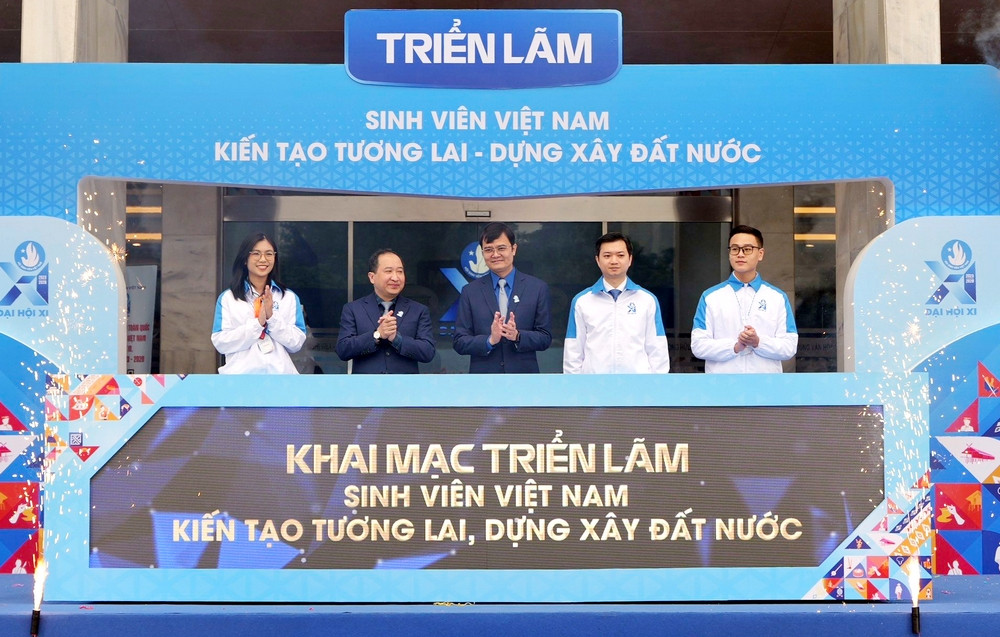 Đồng chí Bùi Quang Huy - Ủy viên Dự khuyết T.Ư Đảng, Bí thư thứ nhất T.Ư Đoàn cùng các đồng chí lãnh đạo khai mạc triển lãm “Sinh viên Việt Nam - Kiến tạo tương lai, Dựng xây đất nước”.