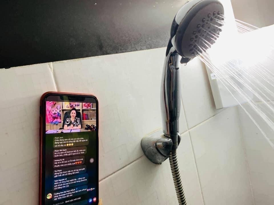 Hàng loạt hình ảnh vui được netizen đăng tải, thể hiện độ &quot;hot&quot; của buổi livestream.