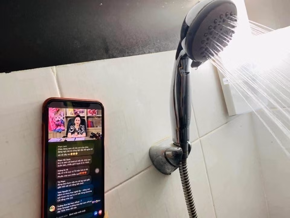 Hàng loạt hình ảnh vui được netizen đăng tải, thể hiện độ "hot" của buổi livestream.