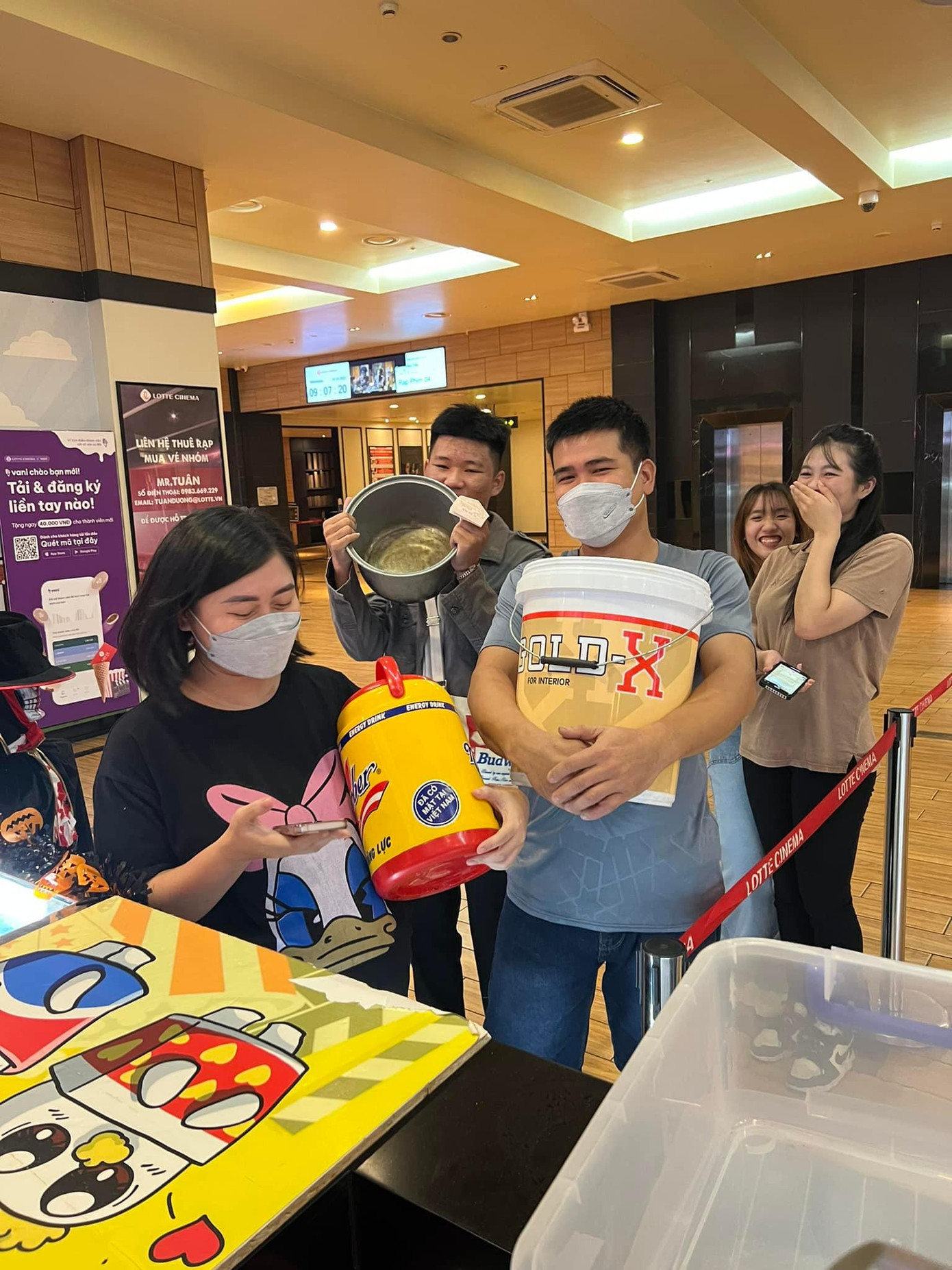 Các bạn trẻ hào hứng mang tới rạp phim nồi, thùng, xô... để nhận bỏng ngô miễn phí.