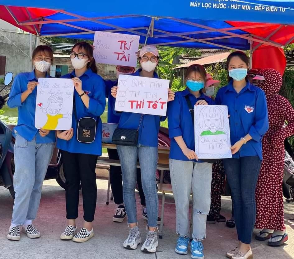 Các bạn tình nguyện viên cổ vũ cho thí sinh thi Tốt nghiệp tại Hà Nam.