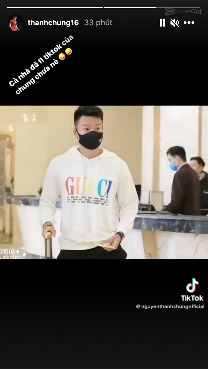 Thành Chung lại ngồi kêu gọi dân mạng vào follow TikTok của mình. Thành Chung lại ngồi kêu gọi dân mạng vào follow TikTok của mình.