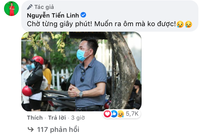 Anh chàng tỏ ra vô cùng sốt ruột vì có bố đứng đợi bên ngoài khách sạn cách ly. Anh chàng tỏ ra vô cùng sốt ruột vì có bố đứng đợi bên ngoài khách sạn cách ly.