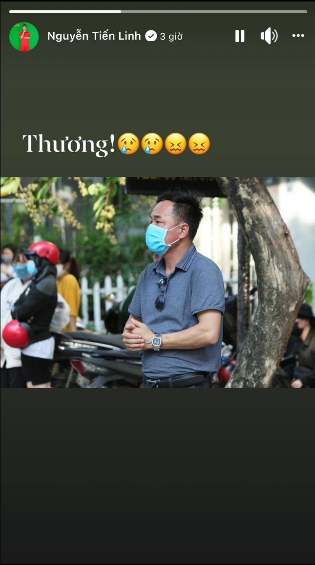 Không chỉ sốt ruột vì chưa được về nhà mà Tiến Linh còn thương bố đứng đợi bên ngoài. Không chỉ sốt ruột vì chưa được về nhà mà Tiến Linh còn thương bố đứng đợi bên ngoài.