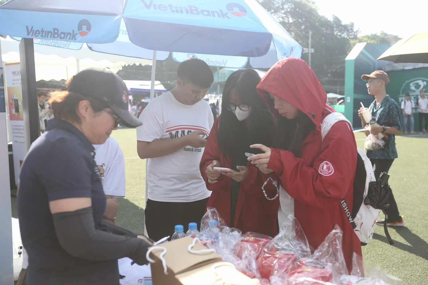 Các bạn sinh viên tham gia check-in nhận quà tại gian hàng VietinBank. Các bạn sinh viên tham gia check-in nhận quà tại gian hàng VietinBank.