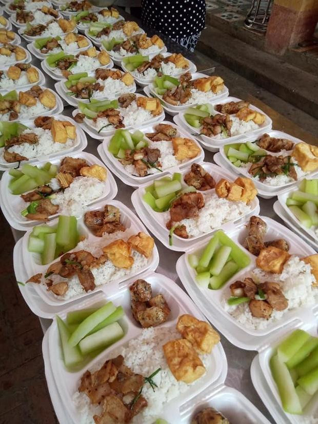 Những phần cơm này là tấm lòng của những người thiện nguyện gửi đến khu cách ly. (Ảnh: Facebook Đ.H.)