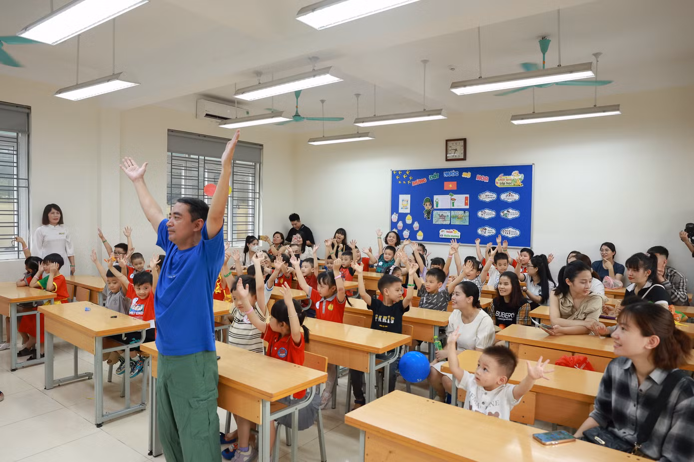 Các bạn nhỏ và phụ huynh trải nghiệm trong lớp học của trường.