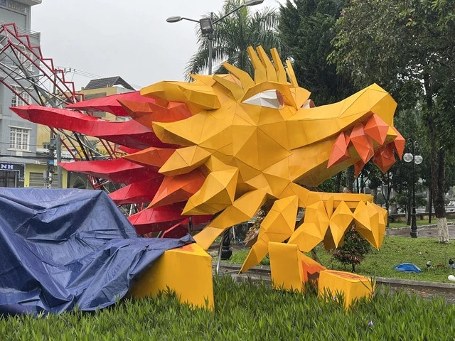 Linh vật rồng nhận nhiều ý kiến bình luận khen chê khác nhau tại Quảng Ngãi. (Ảnh: T.Trực)