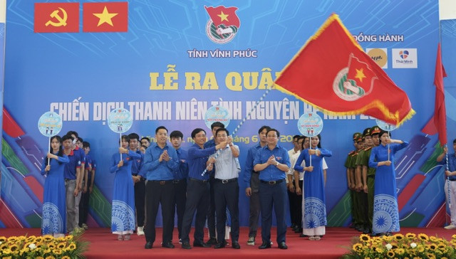 Đồng chí Vũ Việt Văn - UV BTV Tỉnh ủy, Phó Chủ tịch Thường trực UBND tỉnh trao cờ lệnh cho đồng chí Nguyễn Trung Kiên, Bí thư tỉnh đoàn tại lễ ra quân.