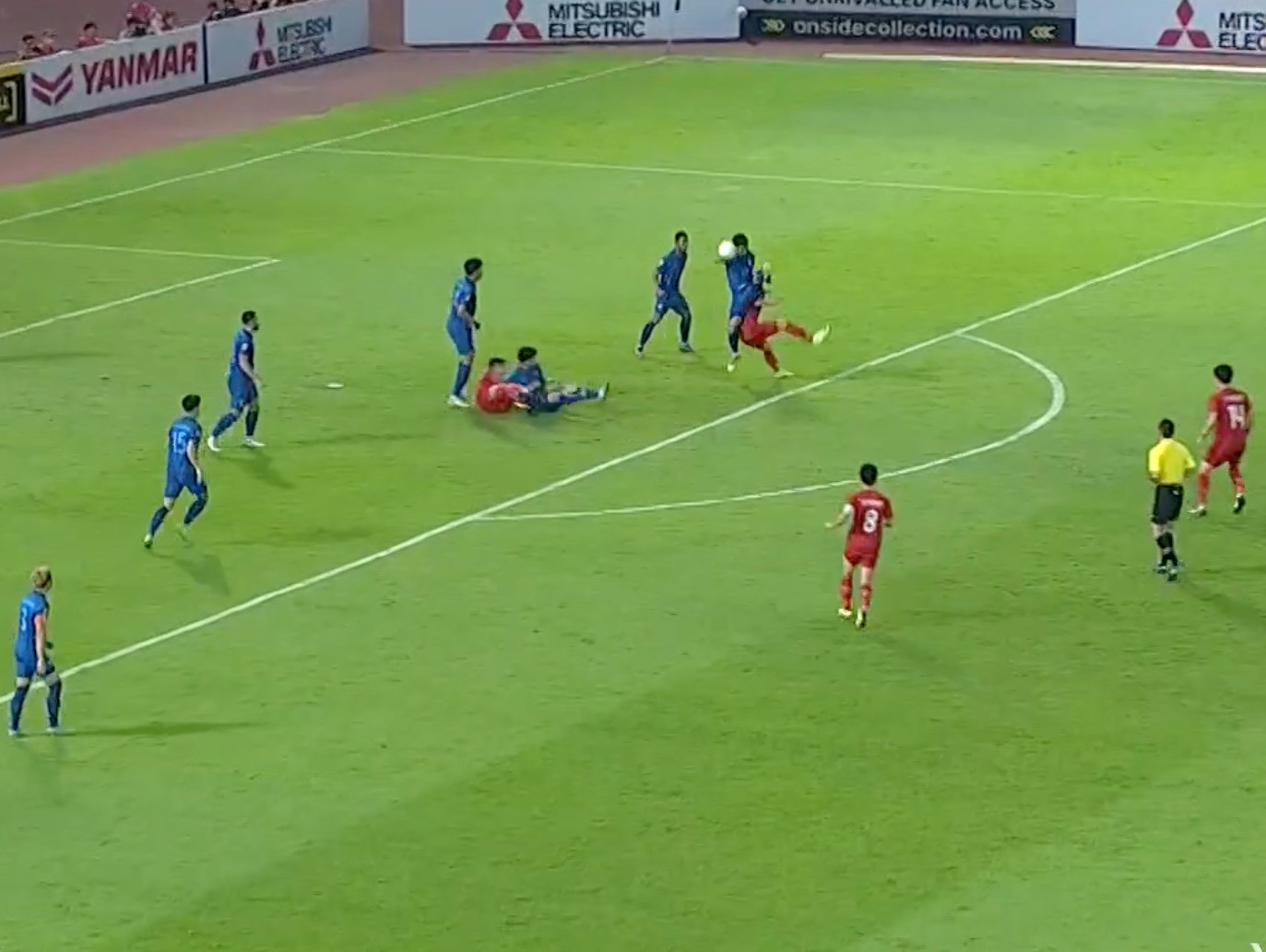 Tình huống bóng chạm tay Peeradol Chamrasamee trong vòng cấm.