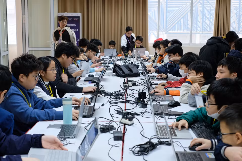 Hình ảnh các thí sinh thi đấu lập trình trên nền tảng CodeCombat.