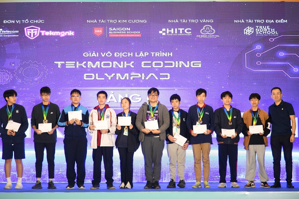 Lễ trao giải Giải Vô địch Lập trình Tekmonk Coding Olympiad. Lễ trao giải Giải Vô địch Lập trình Tekmonk Coding Olympiad.