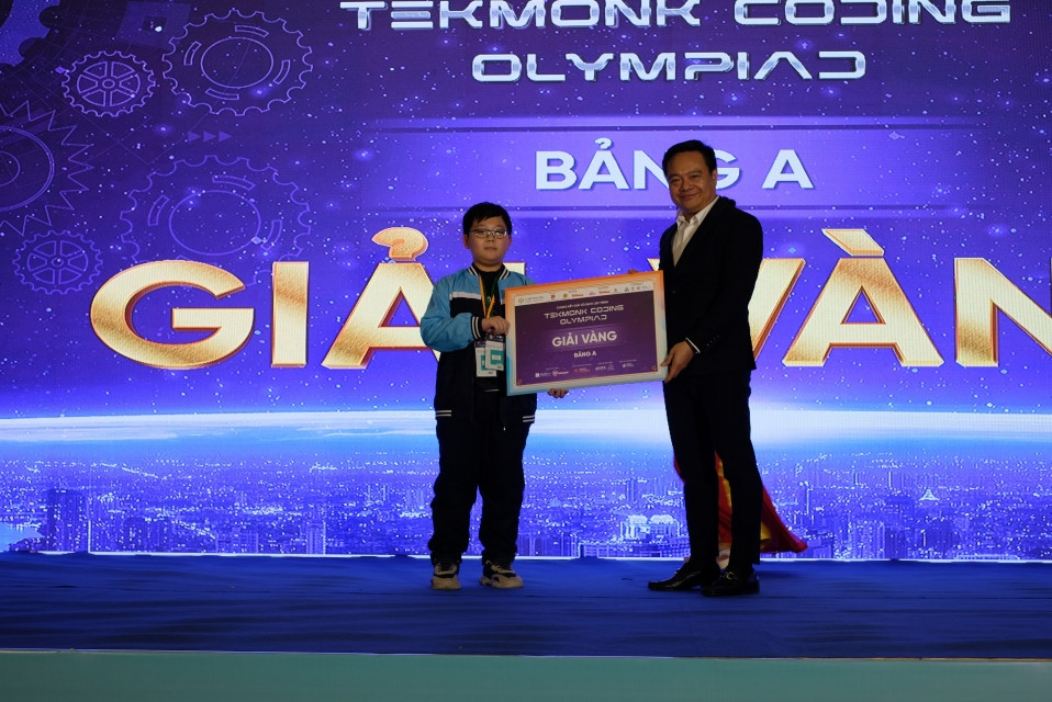 Bạn Lê Đức Minh trong Lễ trao giải Tekmonk Coding Olympiad 2024. Bạn Lê Đức Minh trong Lễ trao giải Tekmonk Coding Olympiad 2024.