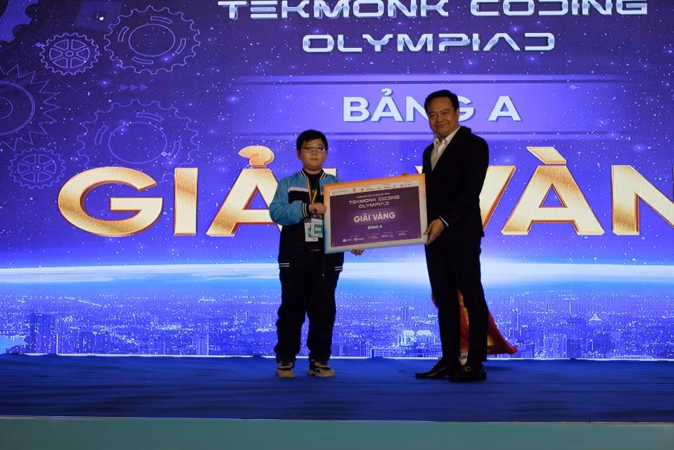 Bạn Lê Đức Minh trong Lễ trao giải Tekmonk Coding Olympiad 2024.