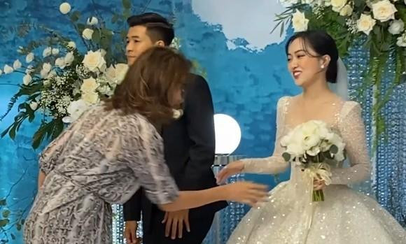 Hành động của Trang Trần khiến cô dâu Hà Trang bối rối, nhanh chóng đẩy tay nữ người mẫu ra để tránh khiến người khác hiểu sai.