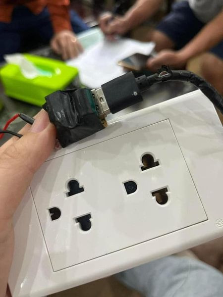 Camera vẫn hoạt động, được đấu điện trực tiếp: (Ảnh: N.T.H) Camera vẫn hoạt động, được đấu điện trực tiếp: (Ảnh: N.T.H)