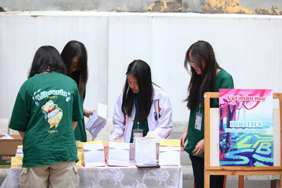 Booth “đổi sách - lấy quà” thu hút được sự quan tâm của học sinh nhà trường. Booth “đổi sách - lấy quà” thu hút được sự quan tâm của học sinh nhà trường.