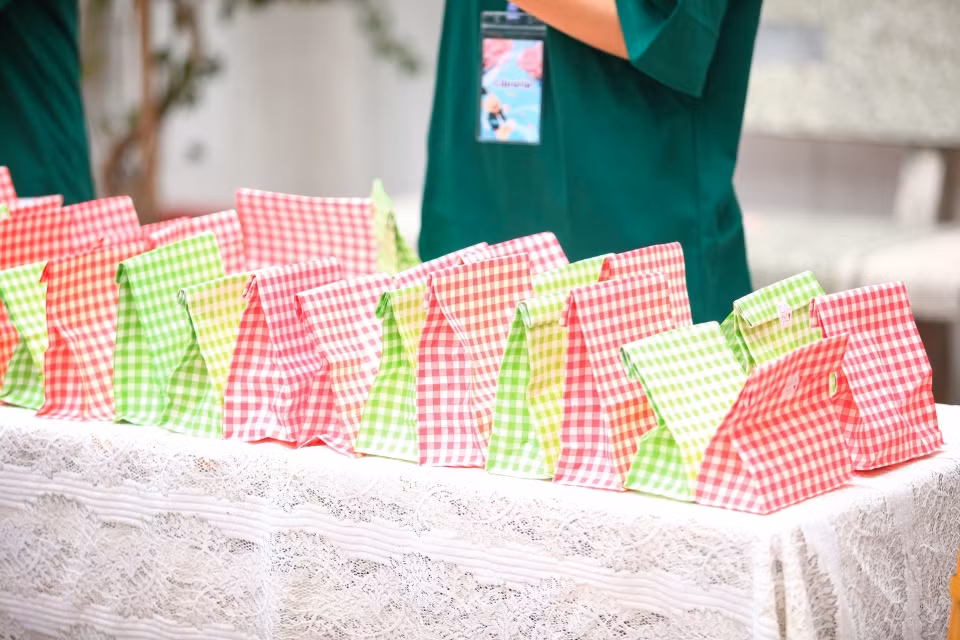 Booth “đổi sách - lấy quà” thu hút được sự quan tâm của học sinh nhà trường.