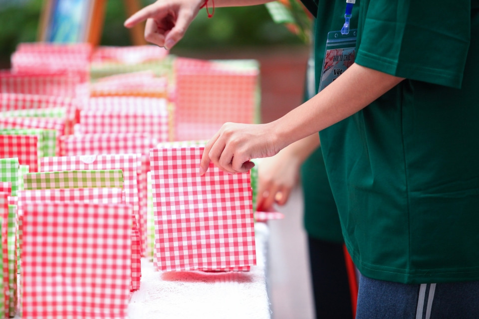 Booth “đổi sách - lấy quà” thu hút được sự quan tâm của học sinh nhà trường. Booth “đổi sách - lấy quà” thu hút được sự quan tâm của học sinh nhà trường.