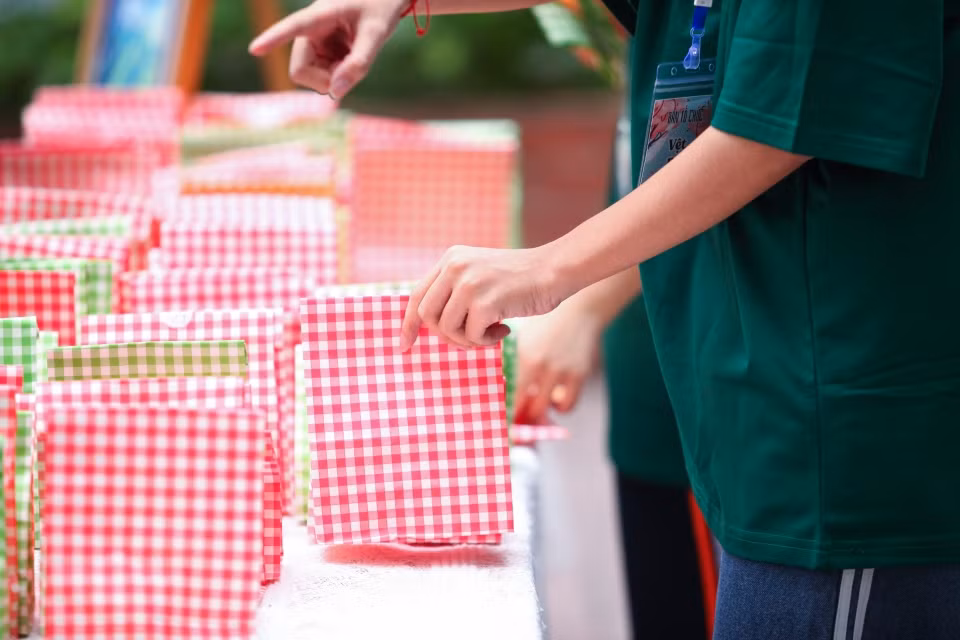 Booth “đổi sách - lấy quà” thu hút được sự quan tâm của học sinh nhà trường.