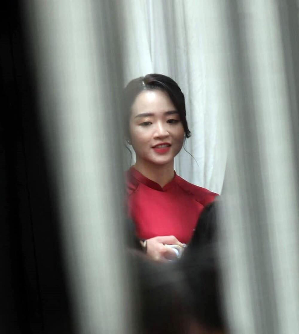 Bức ảnh hiếm hoi của cô dâu Nhuệ Giang trong buổi lễ ăn hỏi sáng nay 9/4. (Ảnh: Long Quyền)