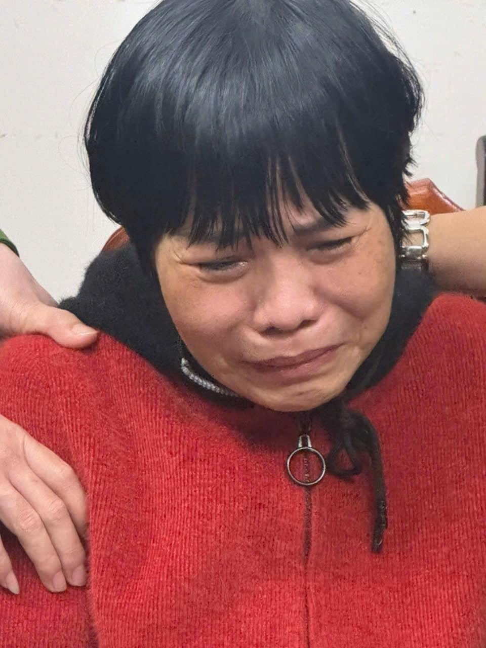 Cơ quan CSĐT Công an tỉnh Quảng Nam tống đạt quyết định khởi tố bị can, lệnh bắt bị can để tạm giam đối với Tô Thị Ty Na. (Ảnh: Công an tỉnh Quảng Nam) Cơ quan CSĐT Công an tỉnh Quảng Nam tống đạt quyết định khởi tố bị can, lệnh bắt bị can để tạm giam đối với Tô Thị Ty Na. (Ảnh: Công an tỉnh Quảng Nam)